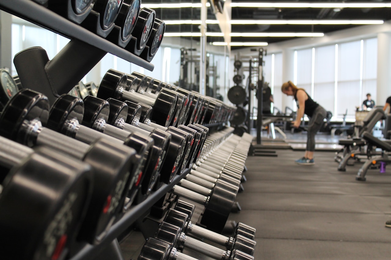 Sala de fitness con equipamiento