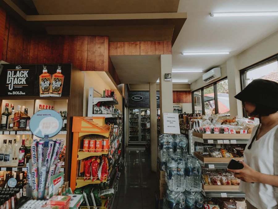 Cliente consultando productos en el interior de una tienda