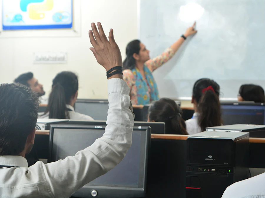 Docente y estudiantes trabajando con ordenadores en el aula