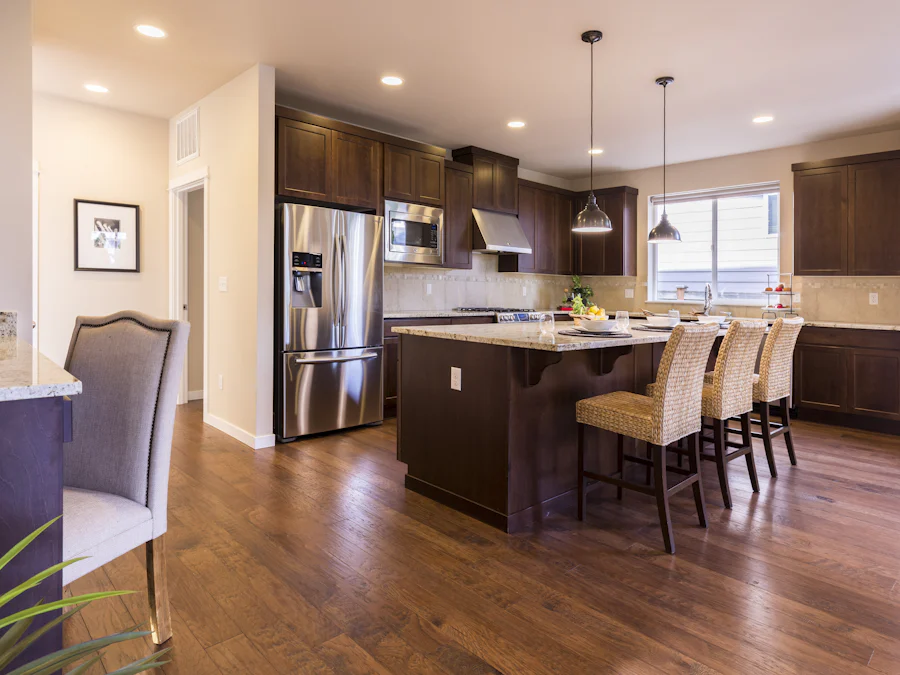 Cocina y zona de estar de una vivienda preparada para un recorrido virtual