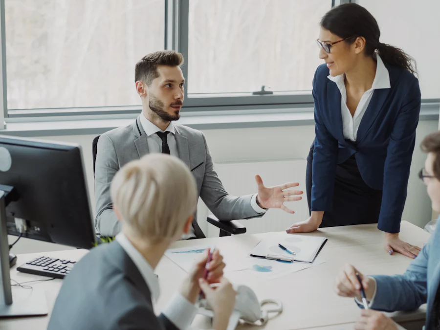Equipo colaborando alrededor de una mesa de trabajo
