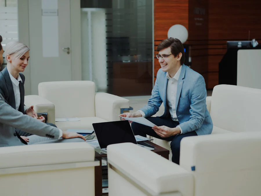 Profesionales reunidos con un cliente en una oficina