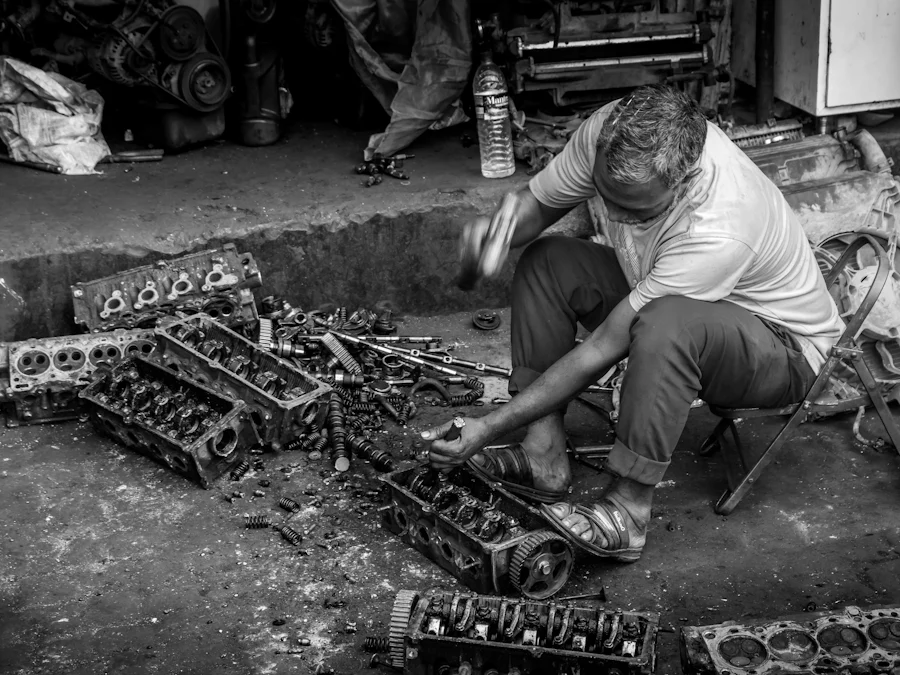 Profesional trabajando con piezas de motor